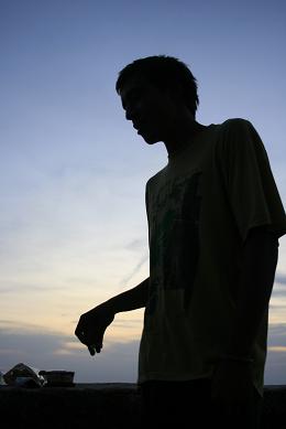 silhouete before a bleu sky